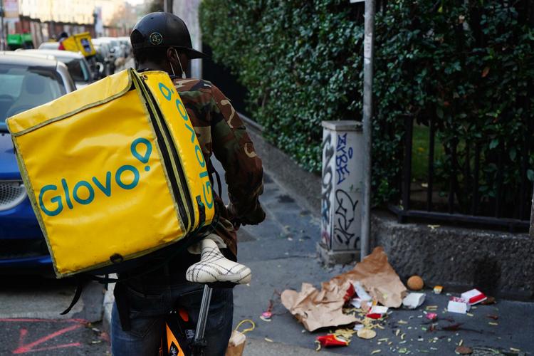 Sciopero rider a Firenze il 15 luglio: Glovo e Deliveroo nel mirino per paghe, cottimo e caldo estremo