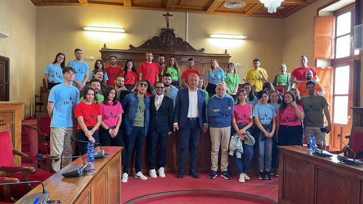 40 Ragazzi provenienti da tutta Europa in visita alla città di Milazzo ricevuti dal sindaco Midili e dall’assessore Coppolino