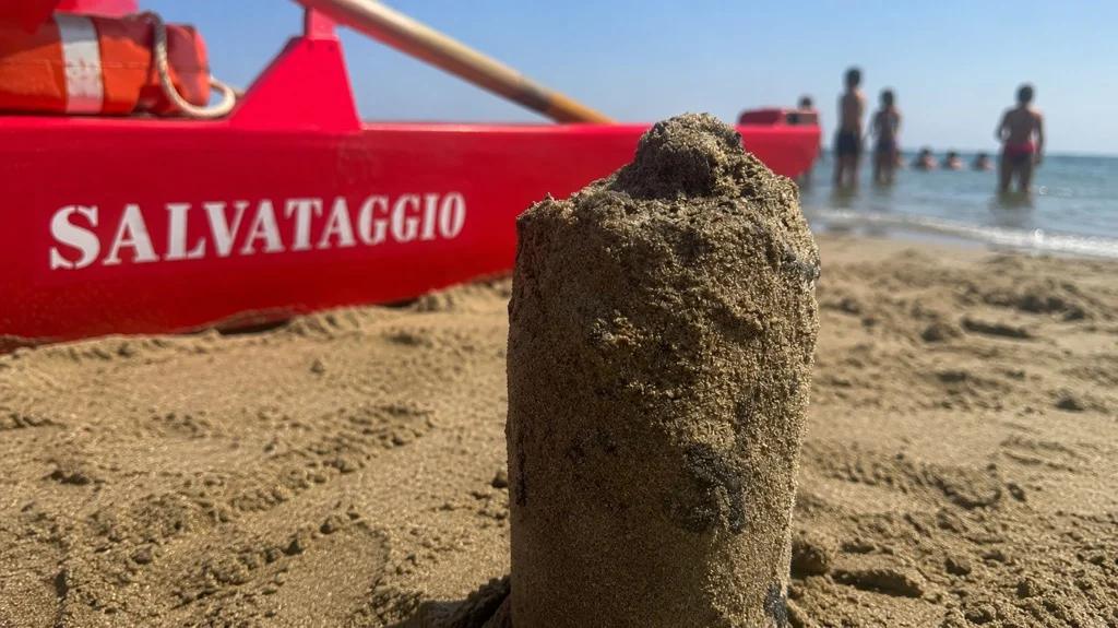 Salerno, ordigno bellico rinvenuto su una spiaggia: scatta l’allarme