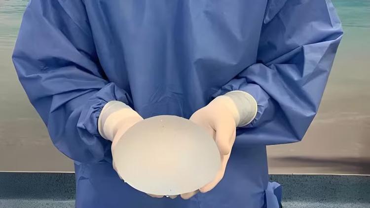 Diretora de Saúde é acusada de usar dinheiro público para colocar silicone e retirar excesso de pele da barriga em MG