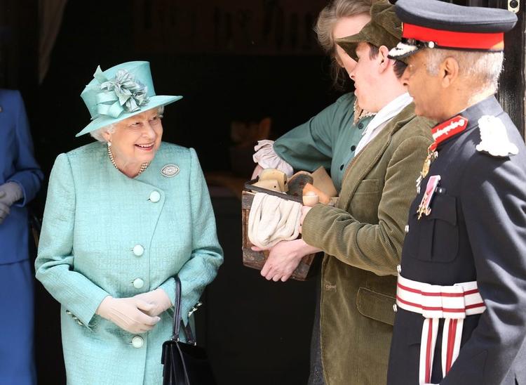 الملكة إليزابيث الثانية تشرف على ترتيبات جنازتها /Shutterstock 