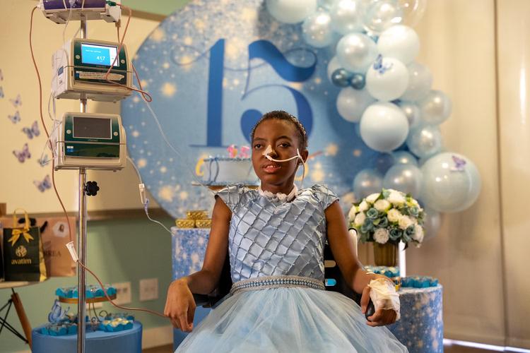 Jovem ganha festa de 15 anos surpresa em hospital de MG durante tratamento de câncer