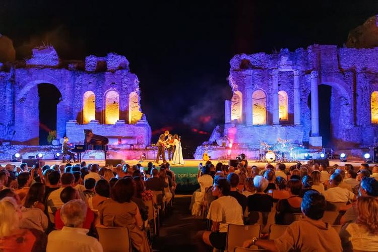 🎻 Ci sono serate che vanno oltre lo spettacolo.  Ieri il Teatro Antico di Taormina ha ospitato l'evento promosso dall'U...