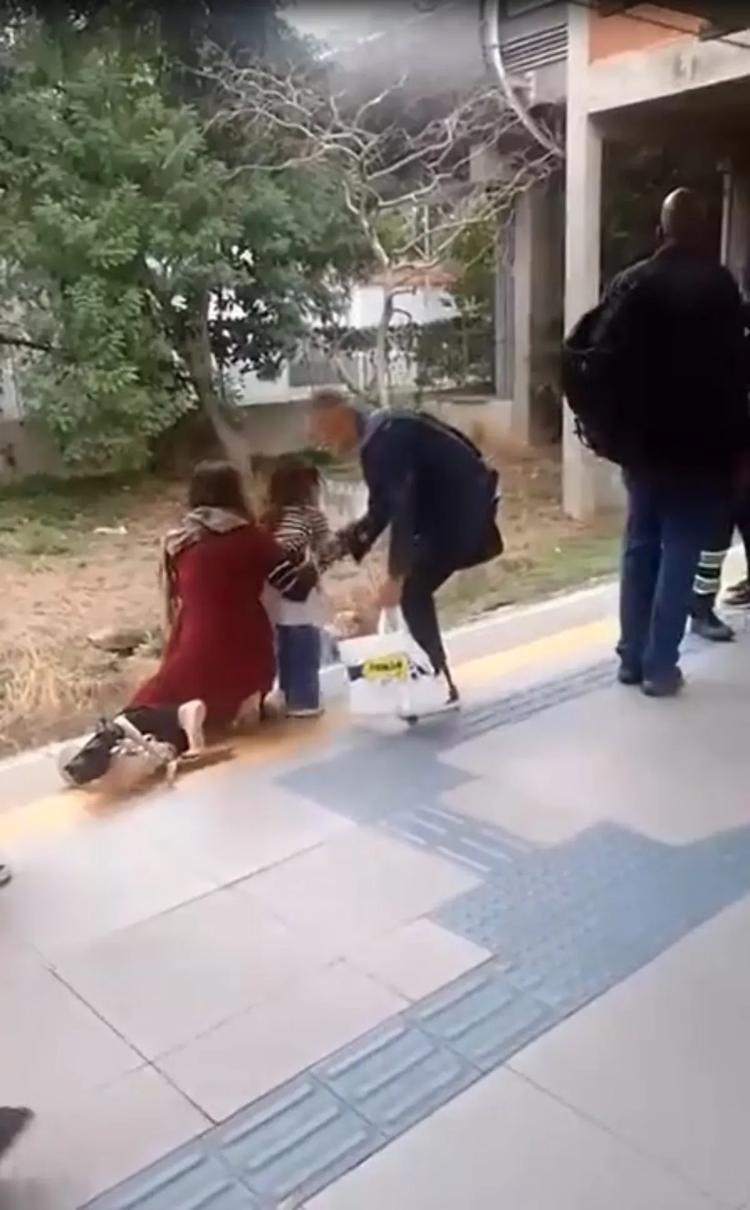 VÍDEO: criança cai no vão entre trem e plataforma na Linha 9-Esmeralda; trem passa, e ela sobrevive