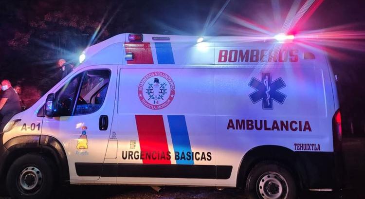 Casi se vuela la mano en Tehuixtla por manejar como "loco"