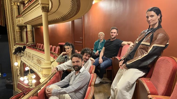 Cinq des sept chorégraphes du projet "7X7" avec Emilio Calcagno, directeur de la danse à l'opéra Grand Avignon. 