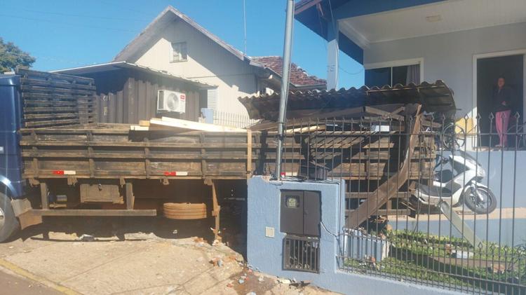 Caminhão atinge residência no Bairro Fensterseifer  em Panambi