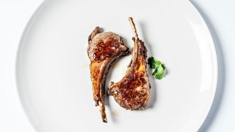 Côtelettes d’agneau&nbsp;: cuisson rosée, assaisonnement et astuces pour les réussir