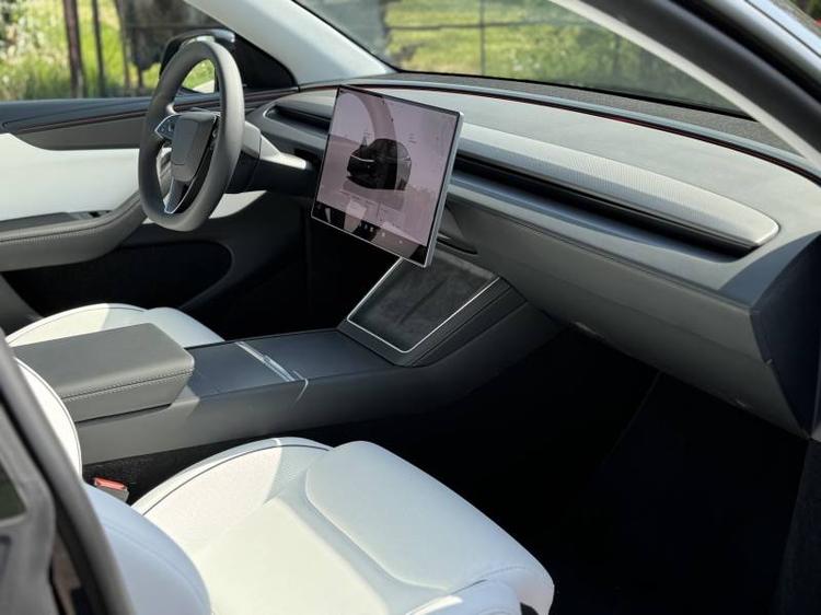 Tesla Model Y Performance: guarda le foto 12