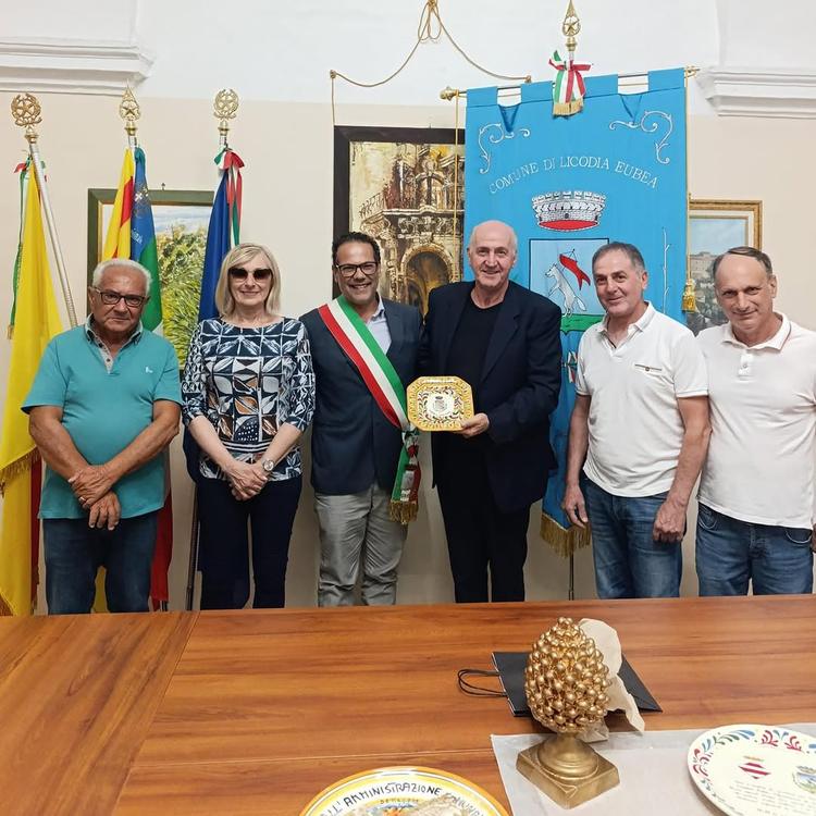 ⚽🏛️ È stato un piacere accogliere al Palazzo Comunale Gianni Sbaiz, che dopo diversi anni è tornato a Licodia Eubea, pe...
