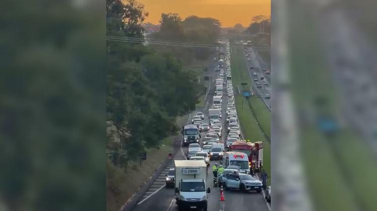 Engavetamento entre três carros deixa feridos e interdita faixa da Rodovia Washington Luís