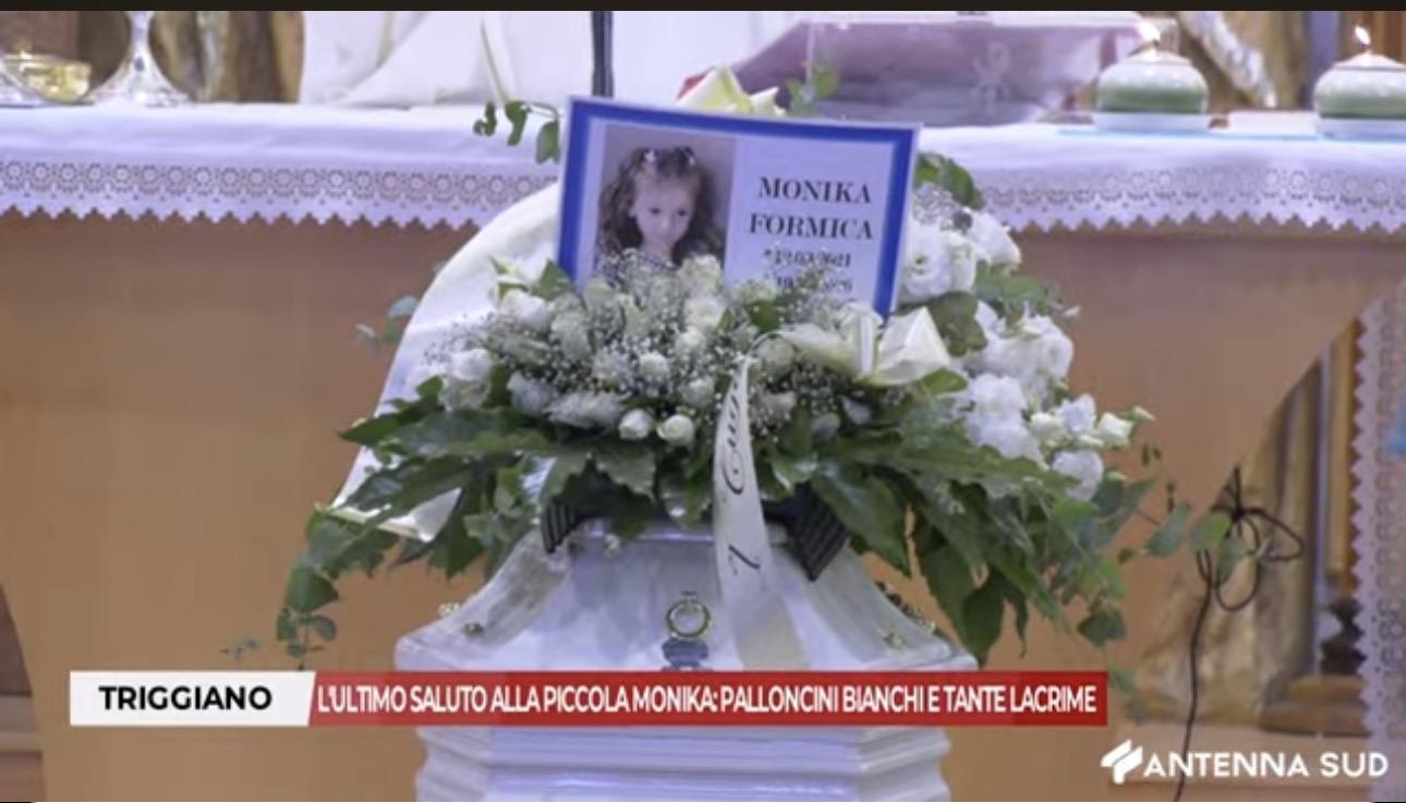 Triggiano, bagno di folla per l’ultimo saluto alla piccola Monika