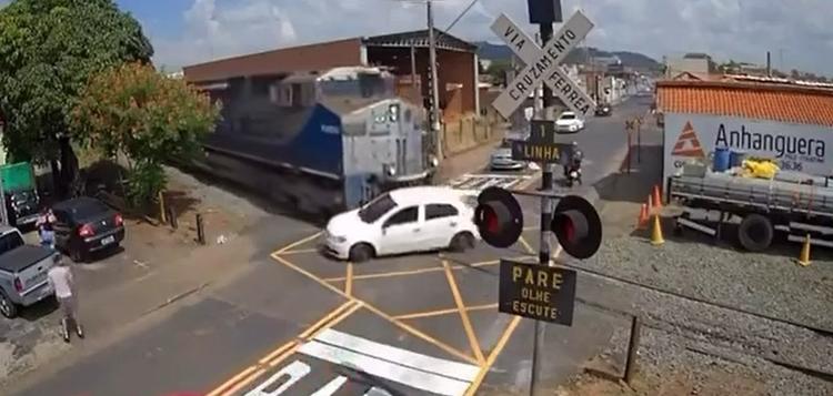 VÍDEO: carro fica preso nos trilhos e é atingido por trem no interior de SP