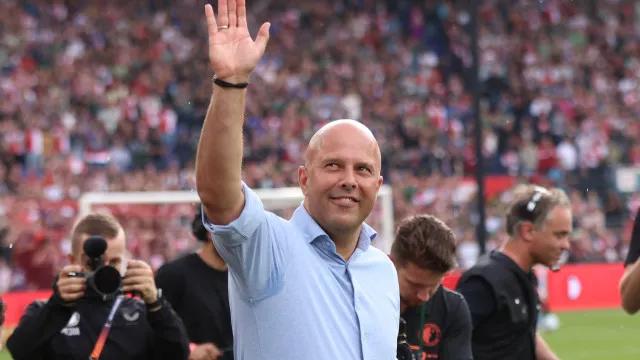 Liverpool demite Arne Slot após temporada irregular; espanhol é especulado