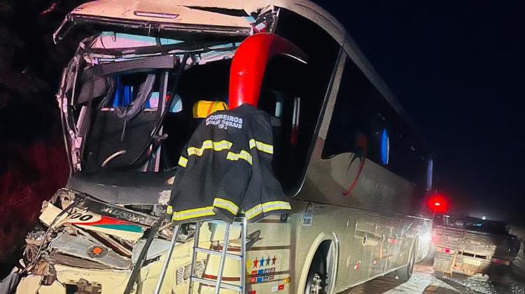 Ônibus de turismo bate em carreta e 19 pessoas ficam feridas em MG