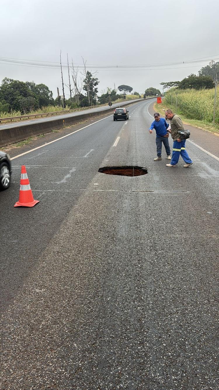 VÍDEO: erosão interdita totalmente BR-050 no sentido Uberaba a Uberlândia