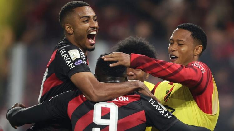 Athletico-PR vence Internacional
