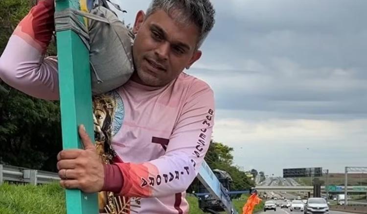 Empresário inicia romaria de 320 km até Aparecida carregando cruz de 10 metros nas costas: 'Só quem vive sabe'