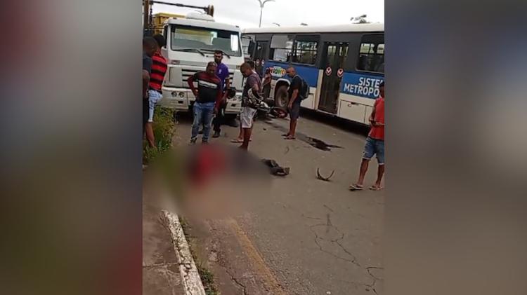 VÍDEO: Motociclista morre após acidente entre moto, caminhão e ônibus do transporte semiurbano em São Luís