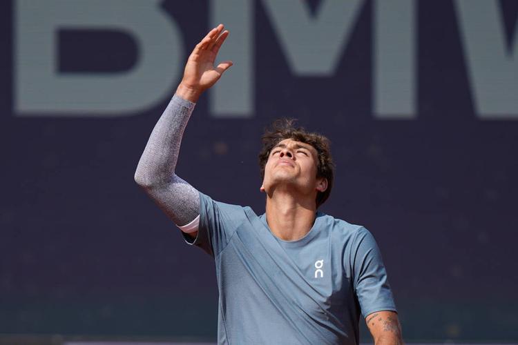 Splendido Cobolli (che si commuove): sconfigge Zverev e vola in finale a Monaco