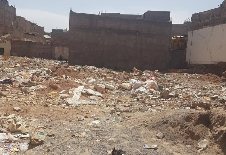 مخلفات هدم منازل متضررة من زلزال الحوز تحول حي بمراكش إلى مطارح عشوائية