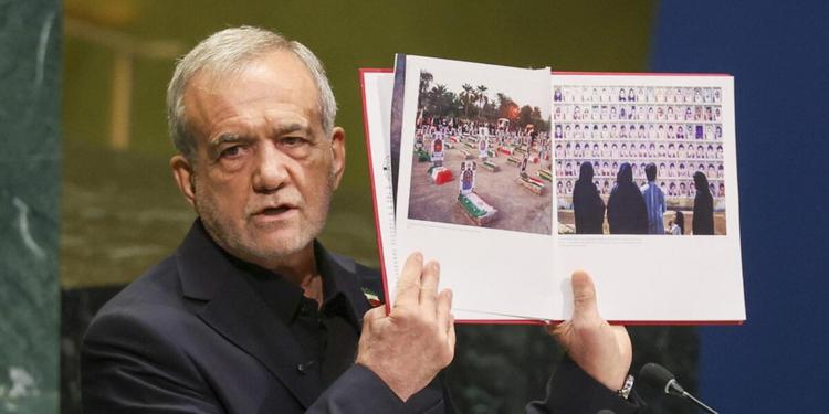 Il presidente iraniano Pezeshkian mostra all'Onu le foto dei bimbi uccisi: "Non ci piegheremo"