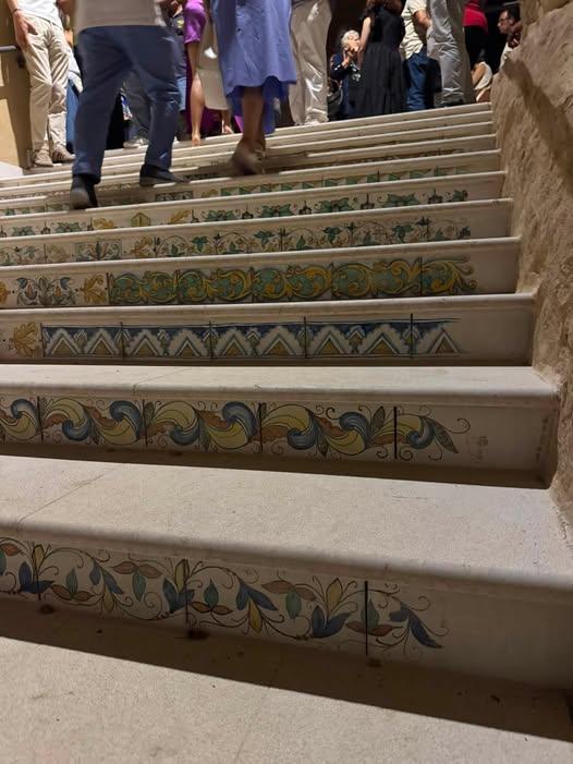SCALA ARTISTICA  IN CERAMICA DI SCIACCA  DI VIA PIETRE CADUTE  Dopo la riqualificazione ... questa sera l’inaugurazione...