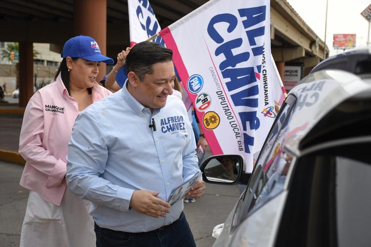 Recorre Alfredo Chávez colonia Oscar Flores, en campaña por el Distrito 18