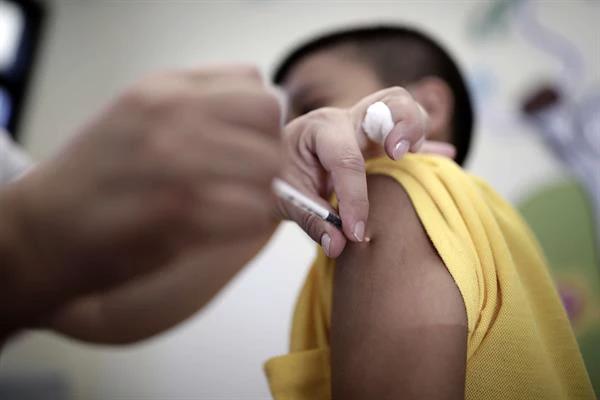 PACIENTES RECEBEM ÁGUA DESTILADA EM VEZ DE VACINA DA GRIPE EM MG