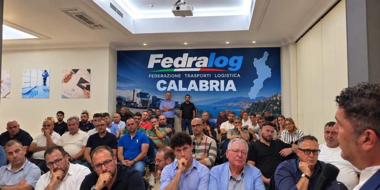 Autotrasporto, Fedralog annuncia il fermo in Calabria dal 9 ottobre: «Gasolio vicino a 2.40 euro, servono aiuti»