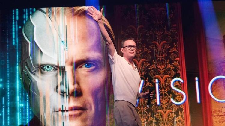 Paul Bettany vuelve a ser Visión y lo celebra en Málaga: "Ha sido la hostia"