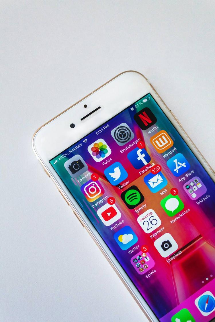 Social nel mirino della Commissione. "Instagram e Fb creano dipendenza"