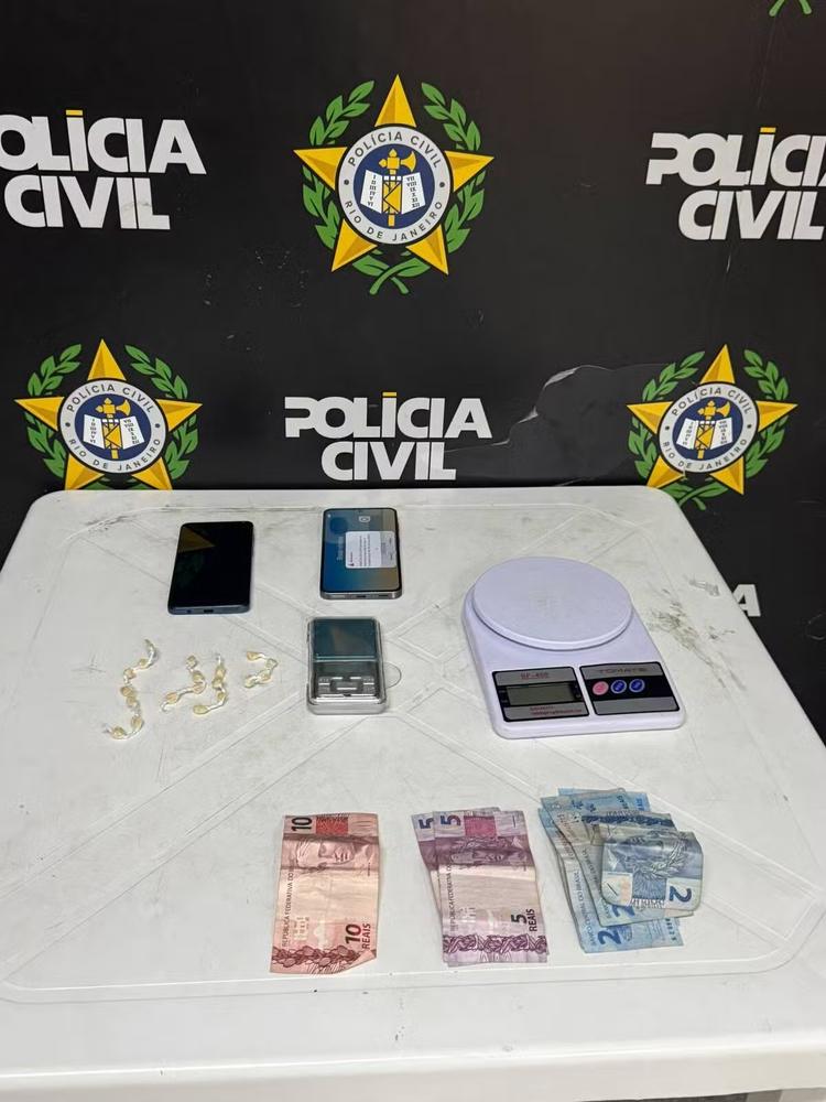 Jovem é preso por suspeita de tráfico de drogas em Barra Mansa
