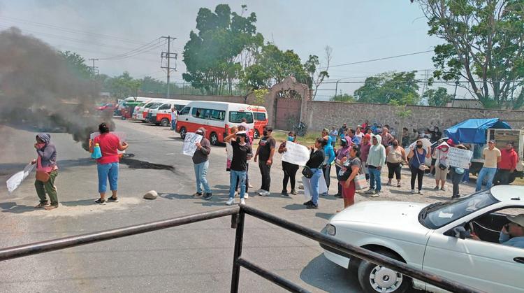 Cierran vía por conflicto escolar en Xoxocotla