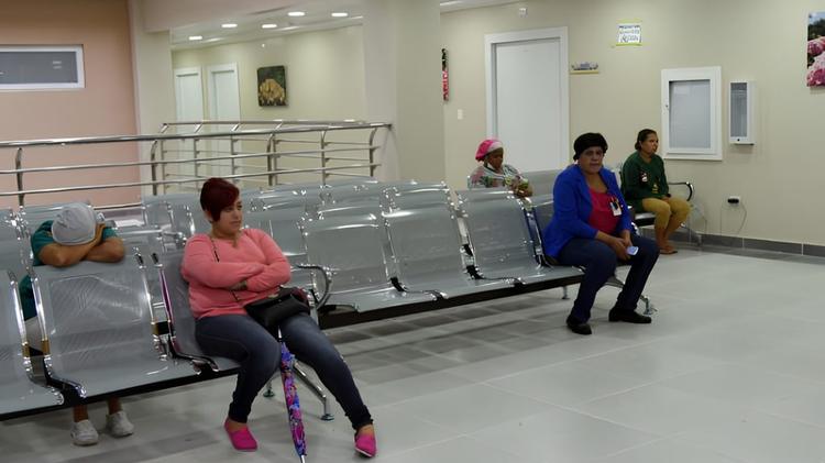Bionalistas del Hospital Cabral y Báez paralizan labores en demanda de nombramientos