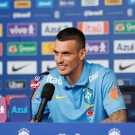 Ibañez evita confirmar se será titular na estreia do Brasil na Copa do Mundo: 'dá ruim para mim depois'