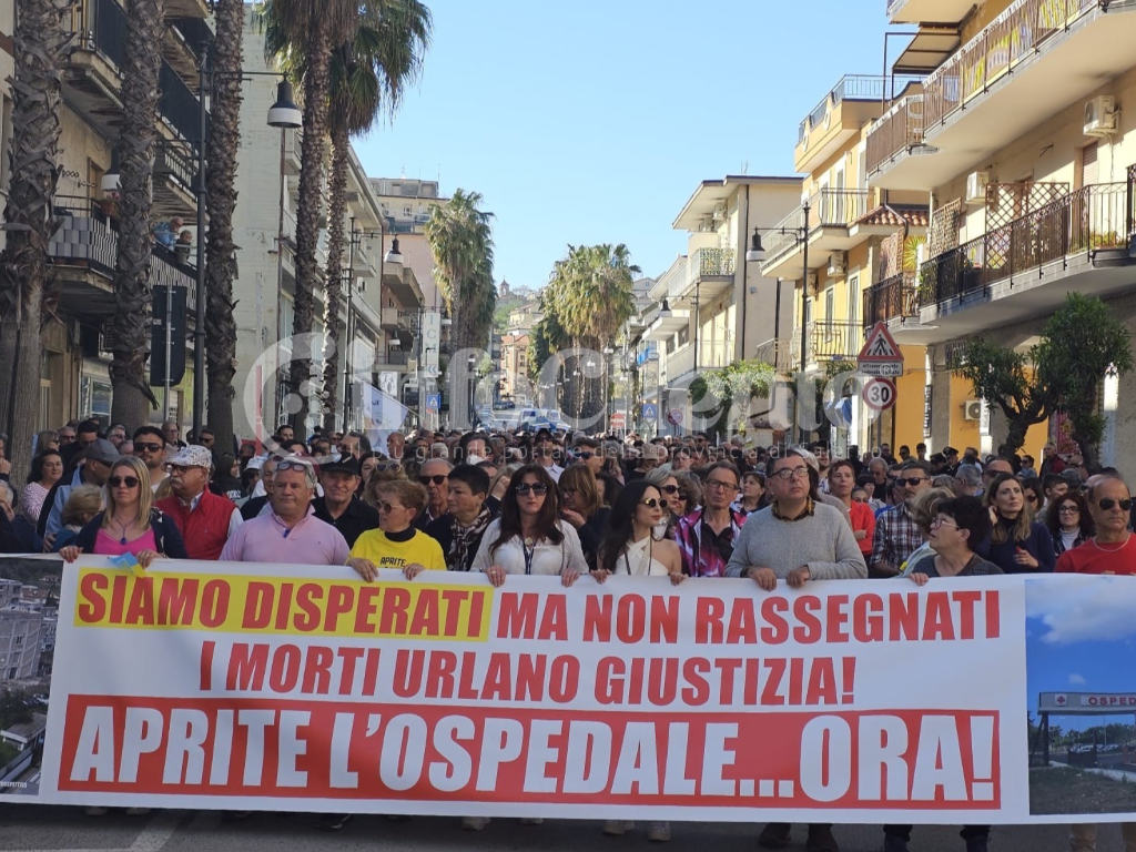 Agropoli in piazza oggi: tremila persone in corteo per la riapertura dell’ospedale