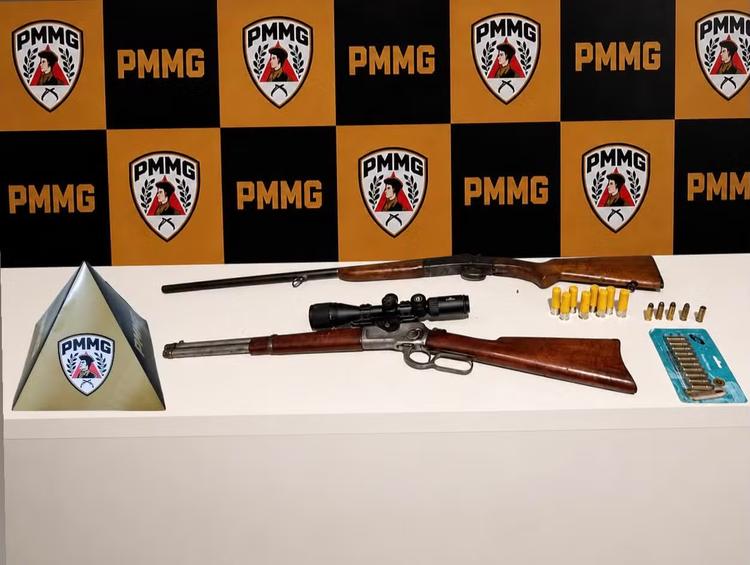 Passageiro de caminhonete é preso com armas e munições após denúncia de disparos às margens de rodovia em Unaí