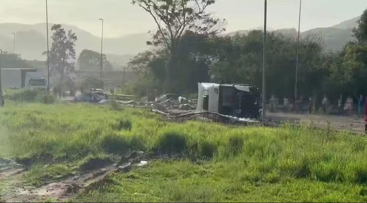 Acidente deixa cinco mortos e provoca interdição total na BR-393, em Barra do Piraí (RJ)