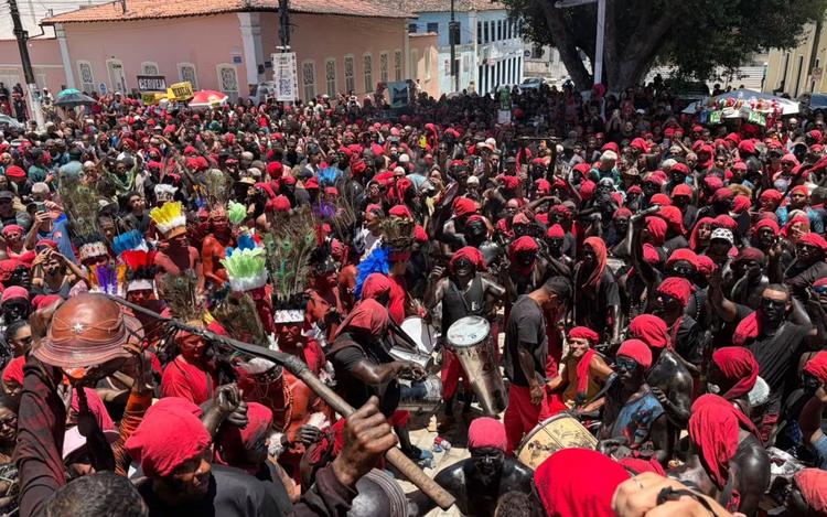 Lambe-Sujos e Caboclinhos: ruas de Laranjeiras são tomadas por cores, cantos, danças e ancestralidade