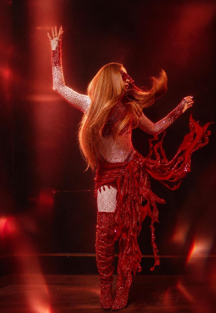 Viviane Batidão aposta em três looks com 15 mil pedrinhas cristalizadas para estreia no Rock in Rio