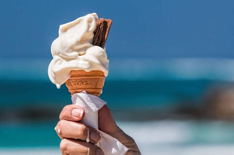 Un sedicenne mangia un gelato e muore. Era allergico, si indaga sull'errore fatale