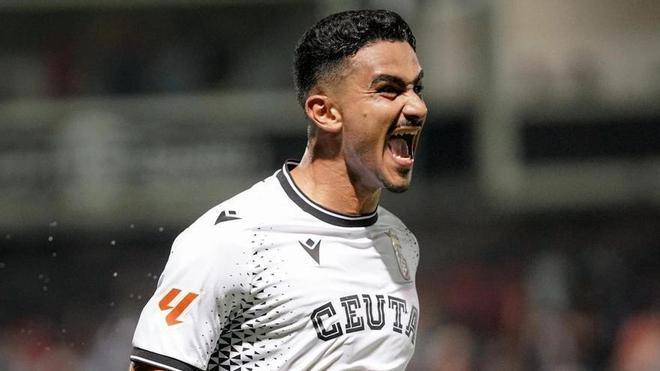 Youness, el nuevo fichaje del Oviedo, de no tener dorsal en Elda a ser comparado con Busquets en Ceuta: "Le beneficia si el equipo tiene el balón"