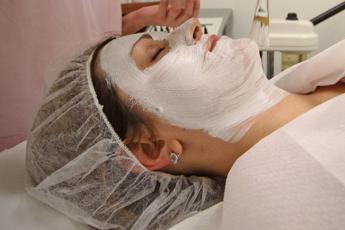 Boom di glow skin, epilazione laser e servizi express: ecco i 'desideri' delle donne per estate 2026