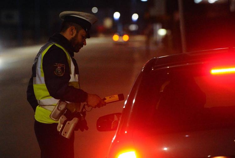 Patente ritirata per guida in stato di ebbrezza ma il suo organismo produce alcol: assolto