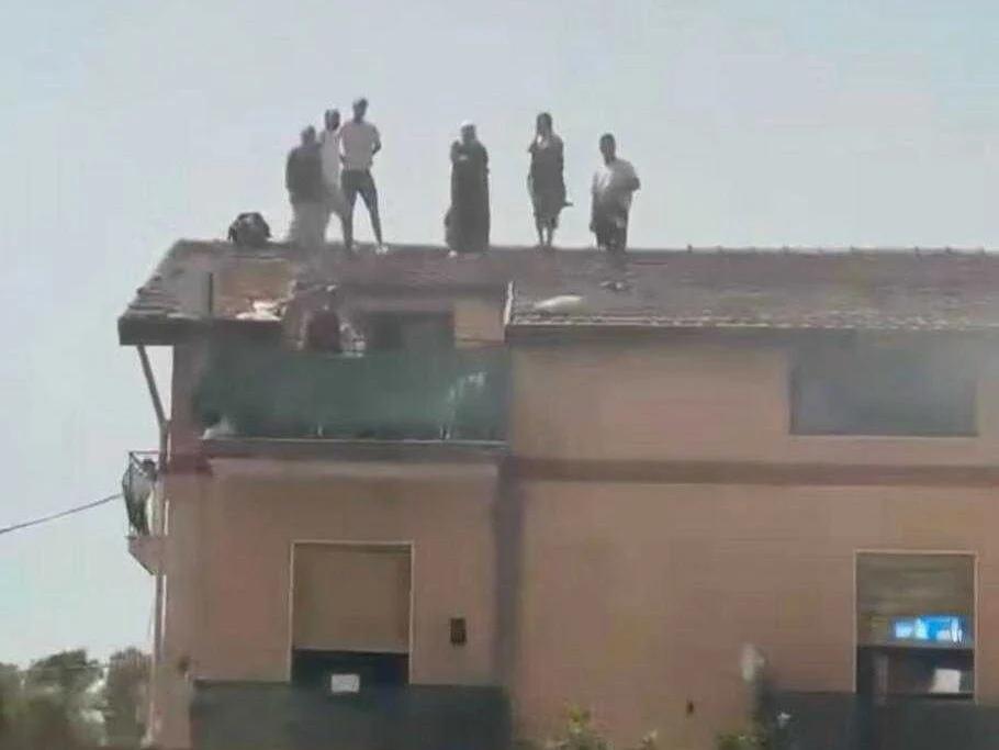 Incendio sulla Statale 18 a Eboli, fiamme in casa: residenti salvati sul tetto