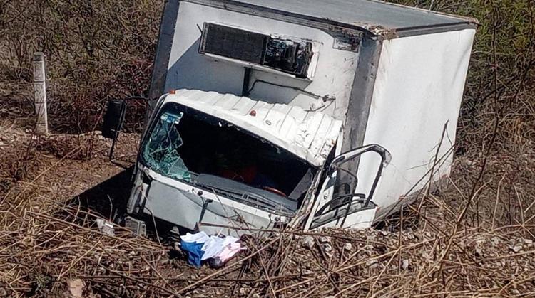 Camión de carga vuelca aparatosamente en la autopista Siglo XXI; el chofer está grave