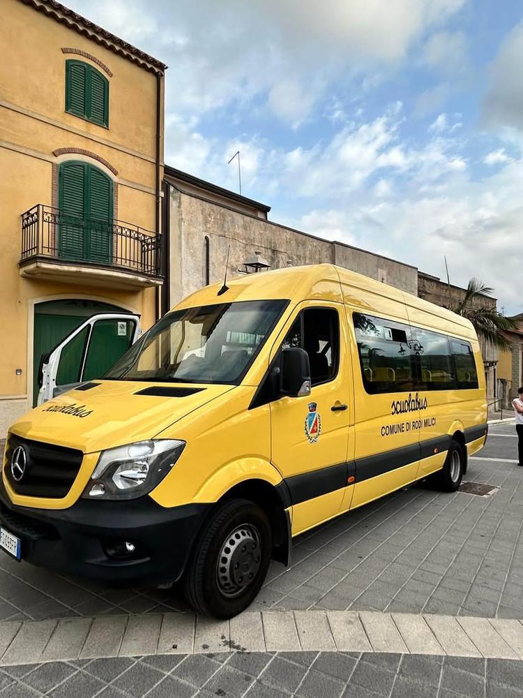 📚 **Inizio nuovo anno scolastico –  Servizio scuolabus nel Comune di Rodì Milici** Con l’avvio del **nuovo anno scolast...