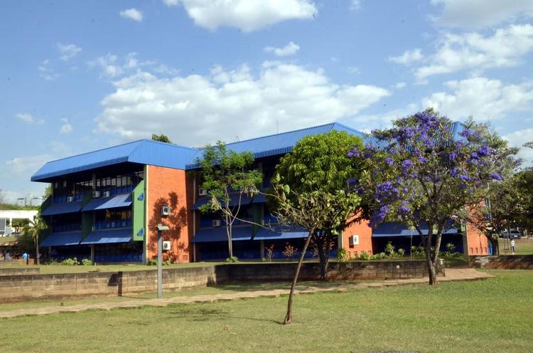 Eleitores que votam no bloco 5O do Campus Santa Mônica, em Uberlândia, são transferidos para o 3D no 2º turno