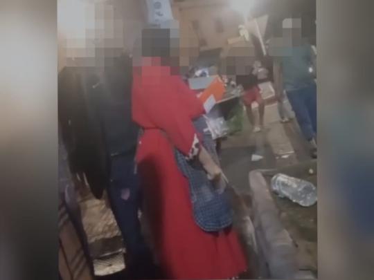 بالڤيديو.. سلوك “منحط” لشباب بجامع الفنا والضحية بائعة مناديل